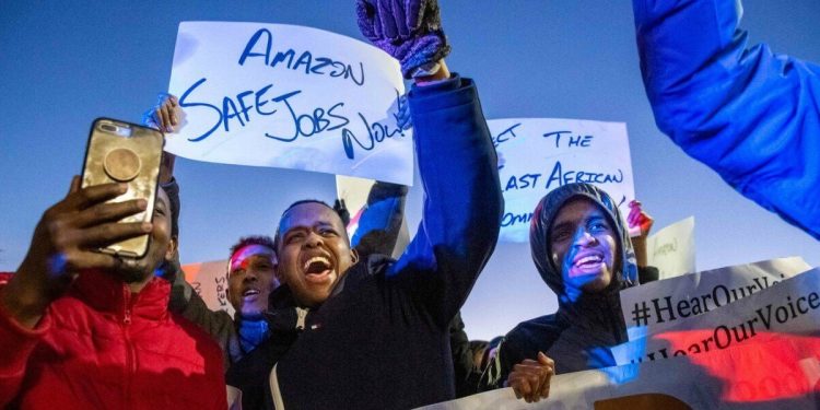 Protesta dei lavoratori davanti alla sede Amazon di Shakopee, Minnesota, il 14 dicembre scorso (LaPresse)