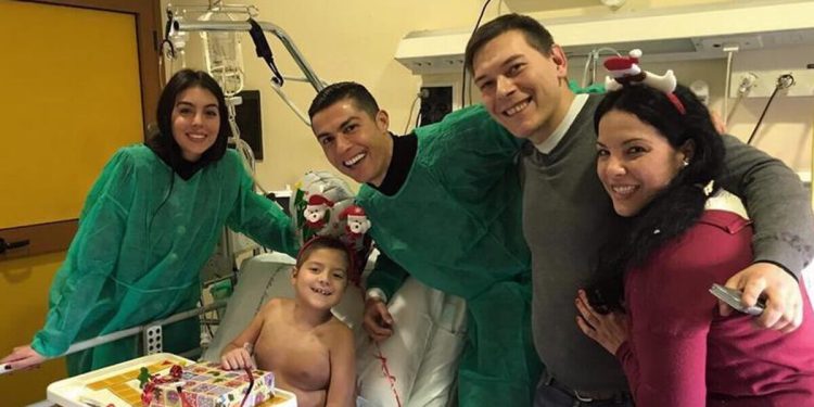 Cristiano Ronaldo in visita ai bimbi malati di Torino