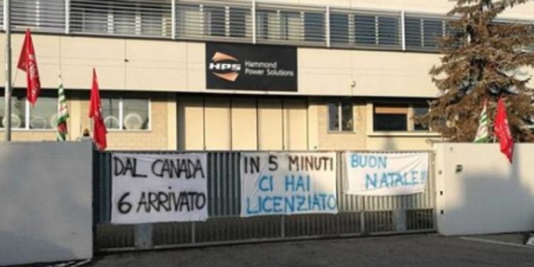 Ricevono cesti di Natale, subito dopo licenziati (foto da Facebook)