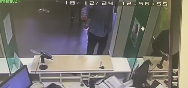 Uomo entra in una banca e fa gli auguri con la pistola