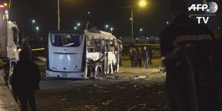 Pullman esploso dopo la bomba in Egitto