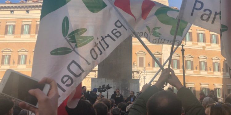 Pd in piazza Montecitorio contro la Manovra, foto da Twitter