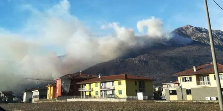 Como, incendio a Sorico: bosco in fiamme (Foto Twitter)