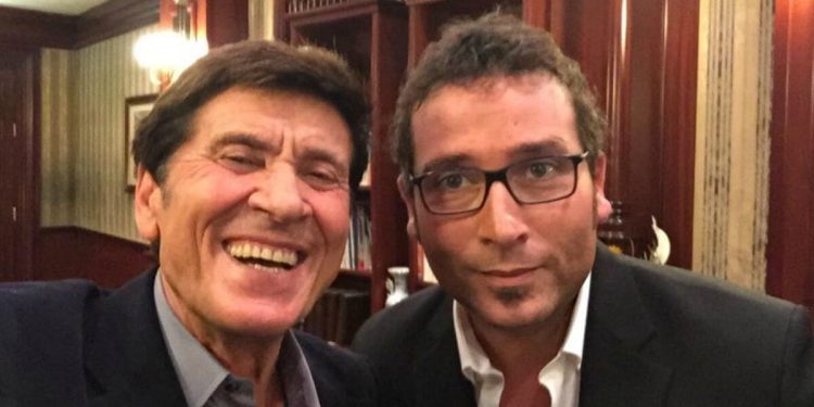 Alessio Viola in uno scatto con Gianni Morandi (Facebook, 2014)