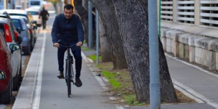 Antonio Decaro, sindaco di Bari in bicicletta (foto da Facebook)