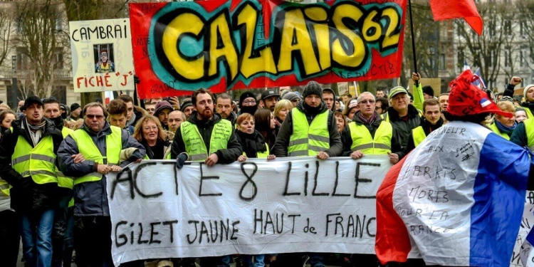 Gilet gialli in protesta a Lille (LaPresse)