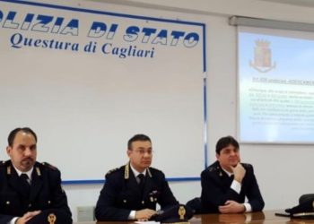 Conferenza stampa in questura a Cagliari dopo l'arresto del pedofilo che adescava i bambini sui videogiochi (foto da Twitter)