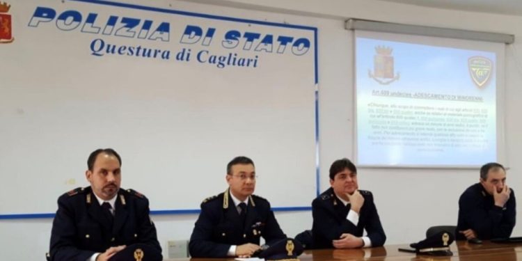 Conferenza stampa in questura a Cagliari dopo l'arresto del pedofilo che adescava i bambini sui videogiochi (foto da Twitter)