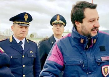 Salvini con indosso il giubbotto della Polizia (foto da Twitter)