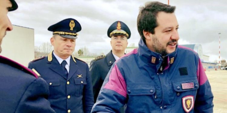 Salvini con indosso il giubbotto della Polizia (foto da Twitter)