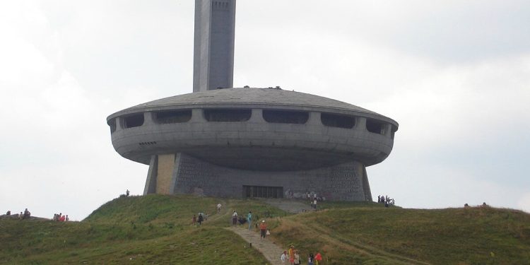 Il monumento di Buzludzha in Bulgaria (da Wikipedia)