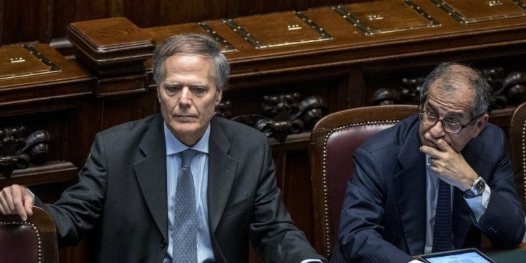 Enzo Moavero Milanesi, ministro degli Esteri, e Giovanni Tria, ministro dell'Economia (LaPresse)