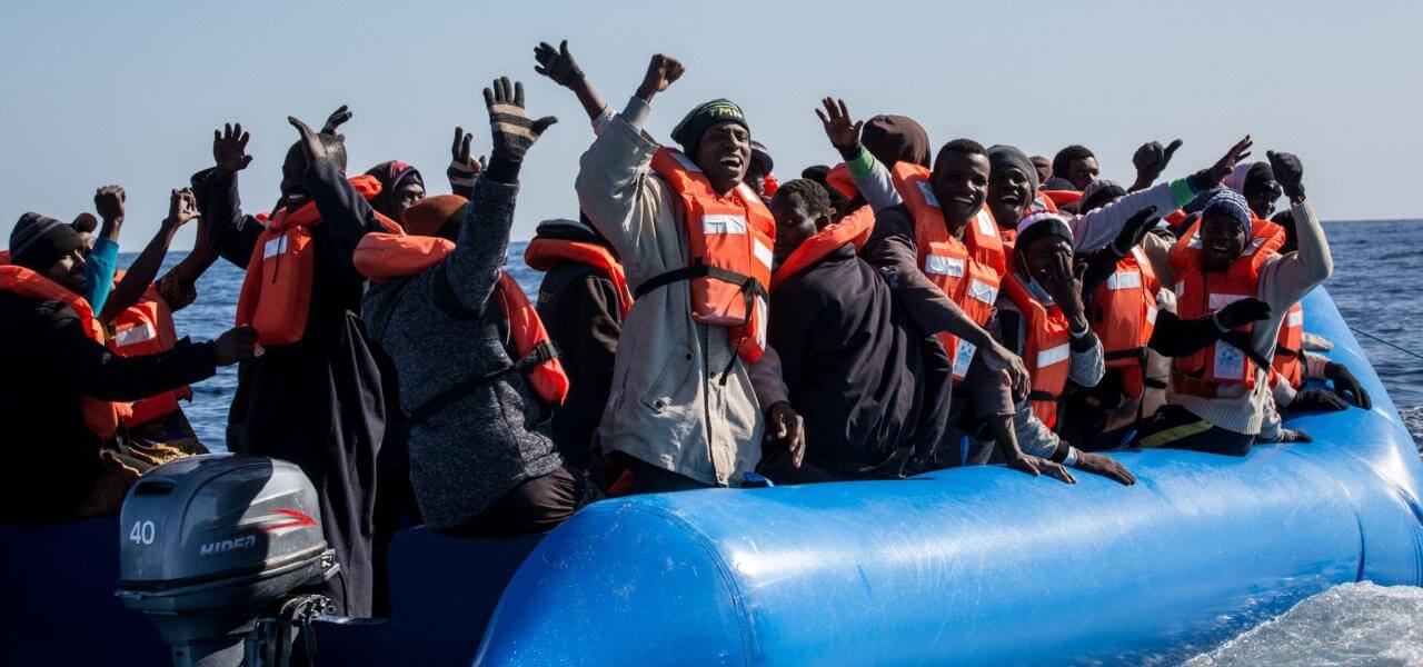 migranti_salvati_ong_naufragio_gommone_lapresse_2019.jpg