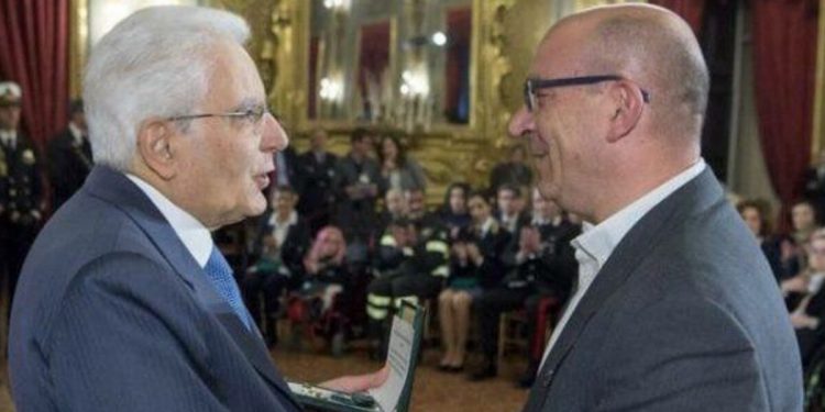 Don Paolo Steffano, premiato da Sergio Mattarella (foto da Twitter)