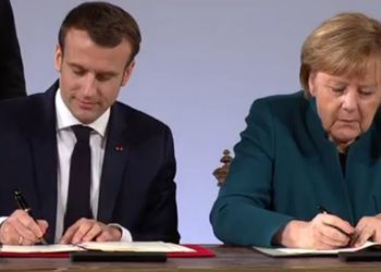 Emmanuel Macron e Angela Merkel firmano l'accordo di Aquisgrana (LaPresse)