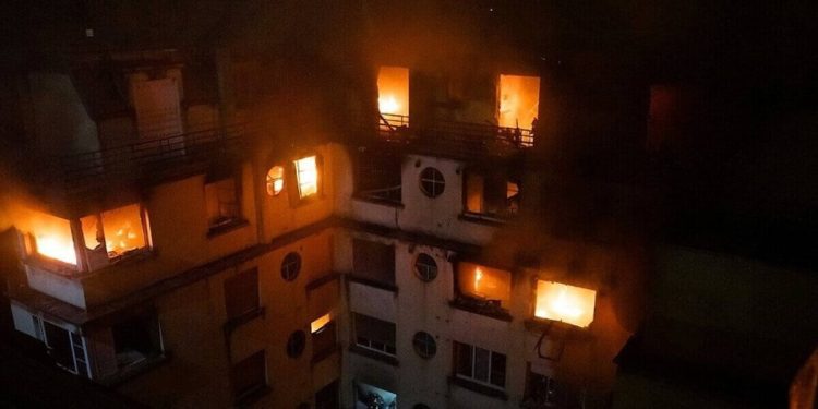 Incendio in un palazzo di Parigi: 8 morti