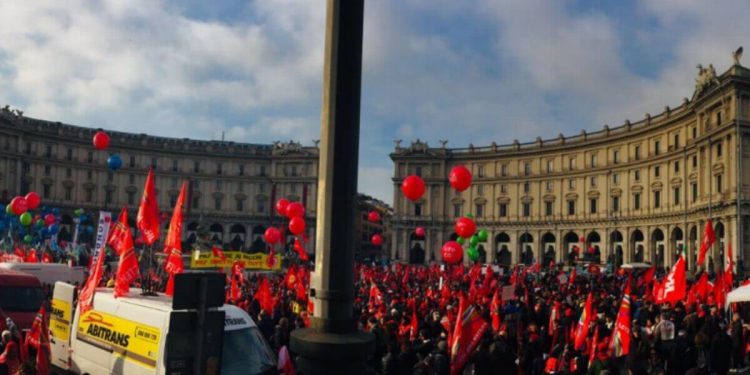 Sindacati in piazza a Roma (foto da Twitter)