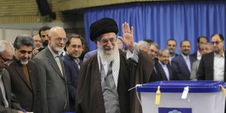 Iran, l'ayatollah Ali Khamenei (LaPresse)