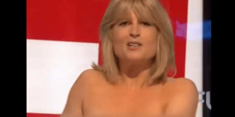 Rachel Johnson si spoglia in diretta tv (foto da YouTube)