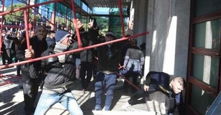 Tirana, l'assalto al palazzo del Governo