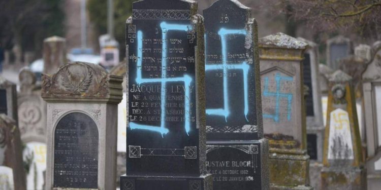 Cimitero ebrei profanato