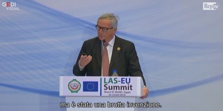 Juncker parla ma il cellulare squilla