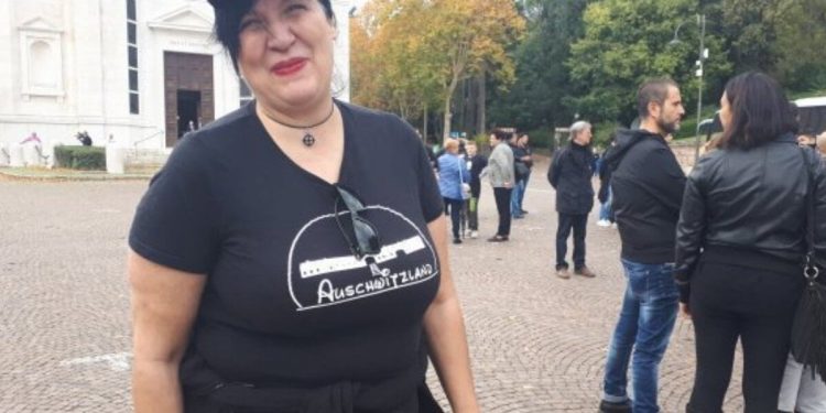 Selene Ticchi, la maglietta con la scritta Auschwitzland (foto Twitter)