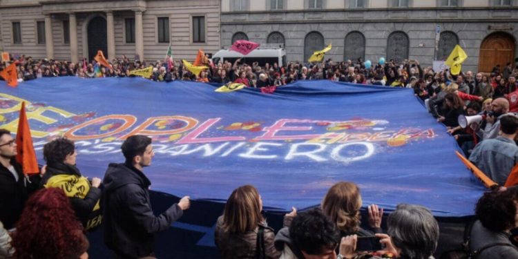 Marcia antirazzista a Milano (Foto LaPresse - Matteo Corner 02/03/2019 Milano, Italia Cronaca Passaggio del corteo in corso Venezia)