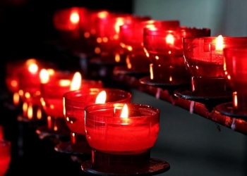 Candele e offerte in chiesa