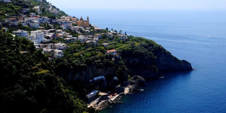 (140523) -- AMALFI, May 23, 2014 (Xinhua) --  Photo taken on May 21, 2014 shows the coast line of  Amalfi Coast, Italy. The Amalfi coast is an area of great physical beauty and natural diversity. It has been intensively settled by human communities since the early Middle Ages. There are a number of towns such as Amalfi and Ravello with architectural and artistic works of great significance. The UNESCO Committee inscribed the Amalfi coast as a world heritage site in 1997.(Xinhua/Xu Nizhi) (yc)