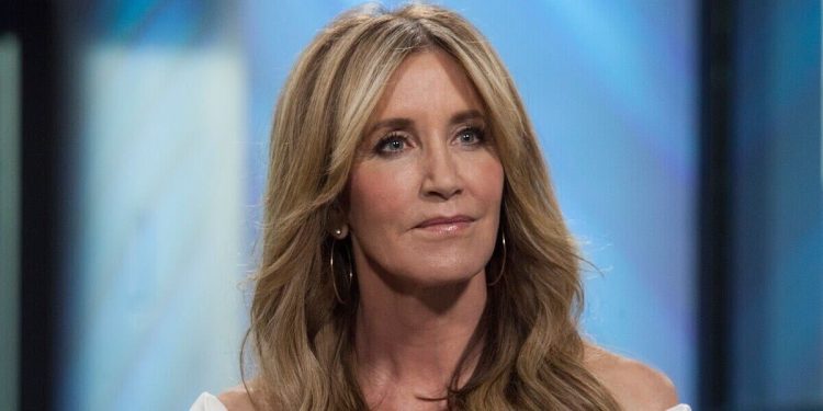 Felicity Huffman condannata a 14 giorni di carcere