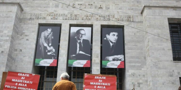 LapresseMilanoSilvio Berlusconi a palazzo di giustizia per il processo Mills esce in auto senza fermarsinella foto: le foto dei gudici Emilio Alessandrini, Guido Galli e Giorgio Ambrosoli davanti a palazzo di giustizia