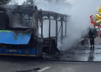 Bus sequestrato e dato alle fiamme