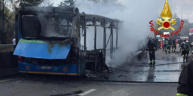 Bus sequestrato e dato alle fiamme