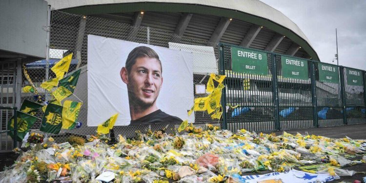 Fiori, messaggi e cordoglio per Emiliano Sala (Foto LaPresse)