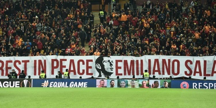 Striscione per Emiliano Sala (Foto: LaPresse)