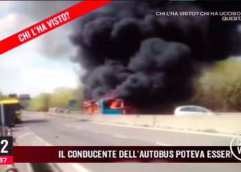 Bus incendiato a Milano