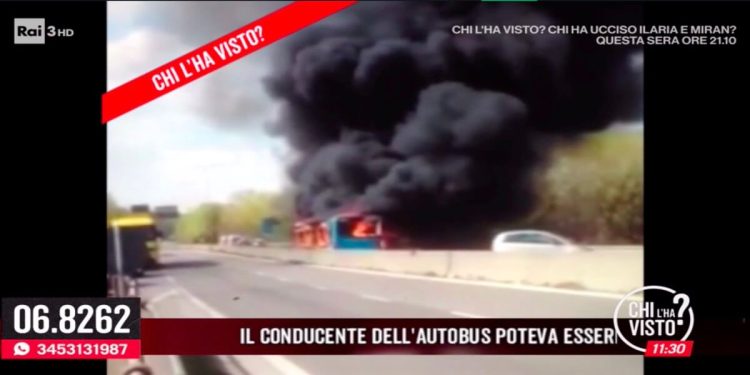 Bus incendiato a Milano