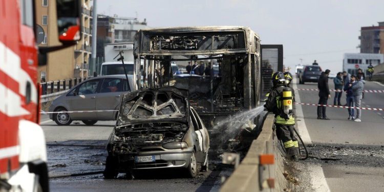 bus dirottato milano