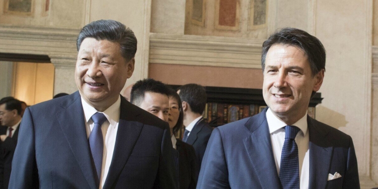 Il presidente cinese Xi Jinping con Giuseppe Conte il giorno della firma del Memorandum (LaPresse)