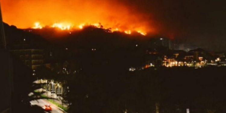 Incendio Cogoleto, foto da Twitter Giovanni Toti