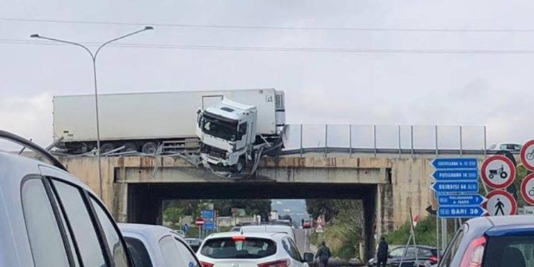 Tir sospeso sul ponte della SS16