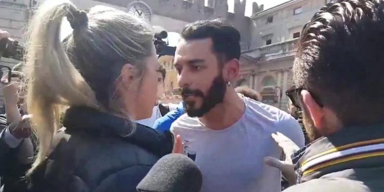 Manifestante pro-Salvini contro una poliziotta a Verona