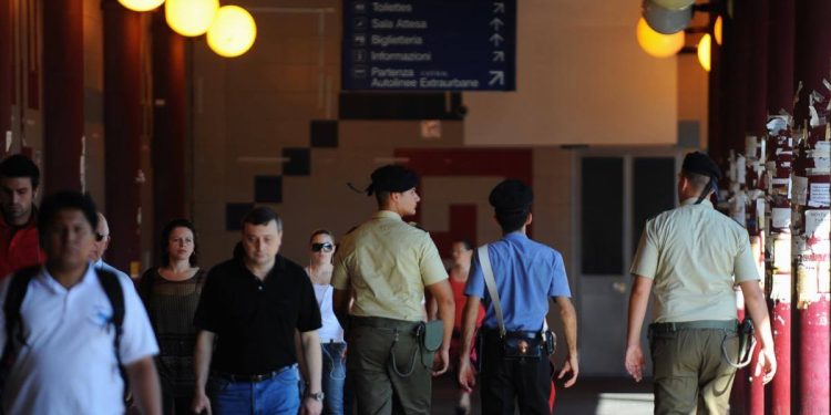 roma straniero accoltella vigilante metro b tiburtina