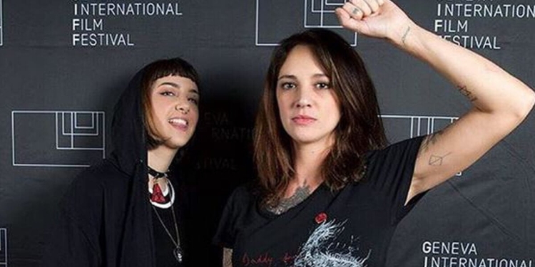 Anna Lou Castoldi con la madre Asia Argento