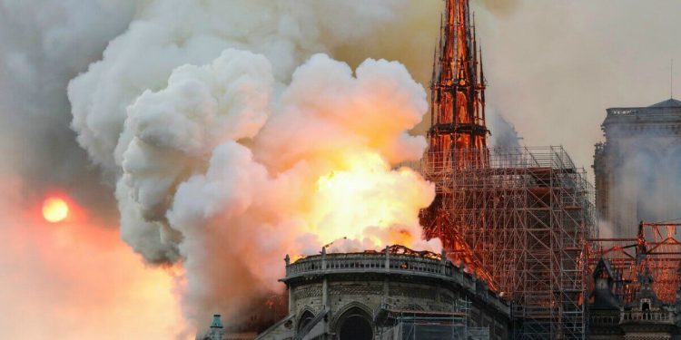 La cattedrale di Notre-Dame in fiamme (LaPresse)