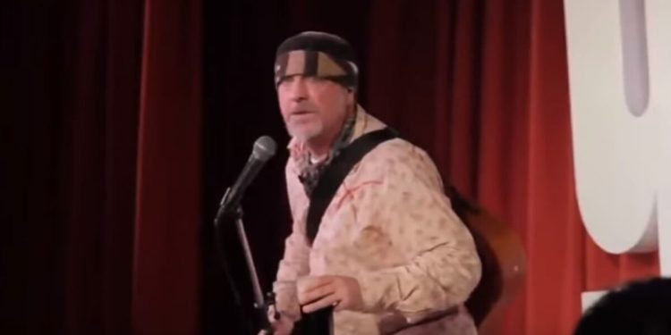 Ian Cognito comico morto sul palco, foto Youtube