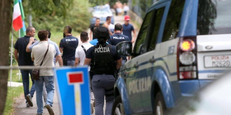 ultime notizie Polizia in campo nomadi incendio a Milano