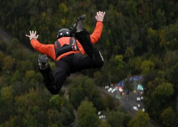 Base Jumping, foto Lapresse