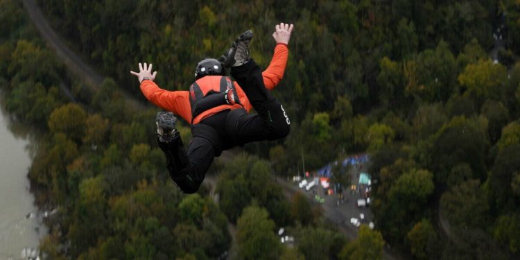 Base Jumping, foto Lapresse